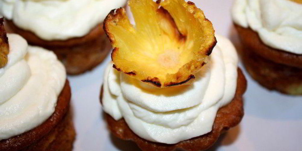 Как приготовить кокосовые маффины с клубникой и ананасом