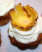 Кокосовые маффины с клубникой и ананасом