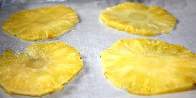 Рецепт кокосовые маффины с клубникой и ананасом