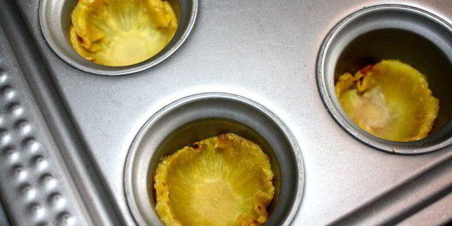 Рецепт кокосовые маффины с клубникой и ананасом