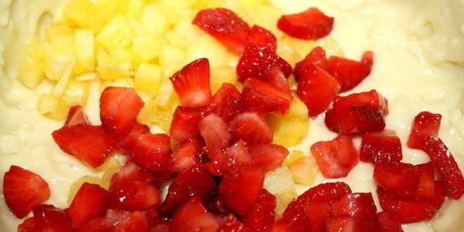 Рецепт кокосовые маффины с клубникой и ананасом