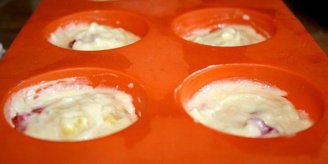 Рецепт кокосовые маффины с клубникой и ананасом