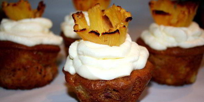 Рецепт кокосовые маффины с клубникой и ананасом