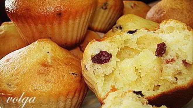 Рецепт Маффины на сметане с курагой и изюмом