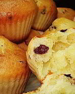 Маффины на сметане с курагой и изюмом