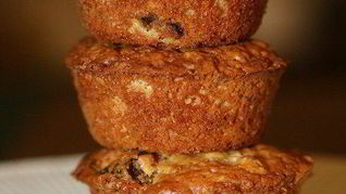 Рецепт Маффины с апельсиновым соком, орехами и курагой