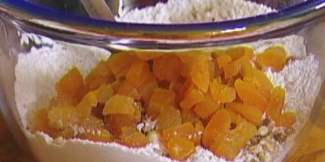 Рецепт маффины с апельсиновым соком, орехами и курагой