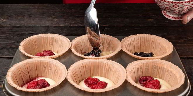 Рецепт маффины с малиной и черникой