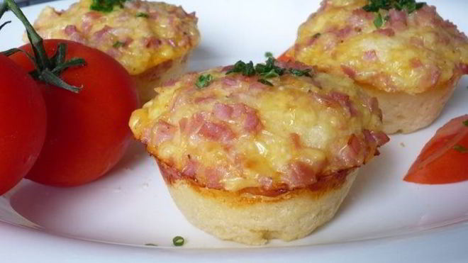 Рецепт Маффины с сыром и ветчиной из дрожжевого теста