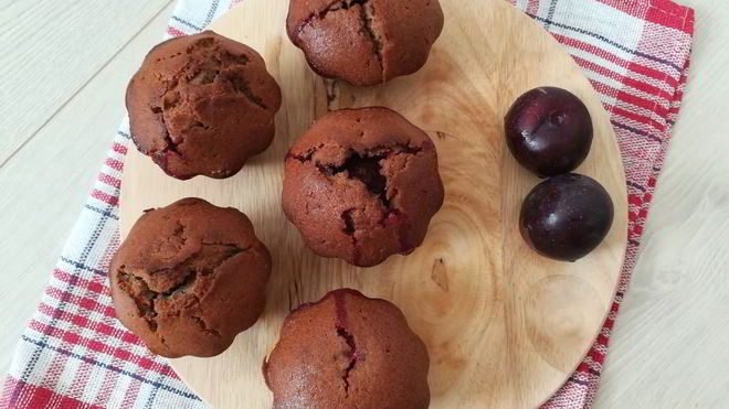 Рецепт Маффины со свежей сливой