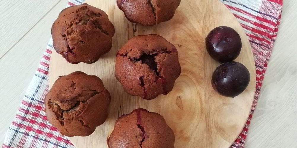 Как приготовить маффины со свежей сливой