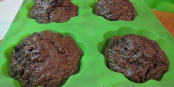 Рецепт очень шоколадные маффины с кусочками бананов внутри