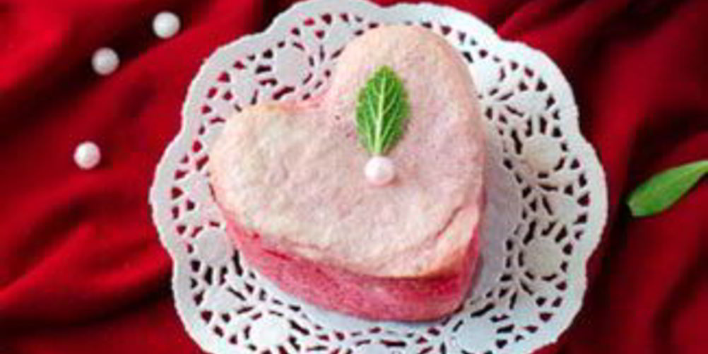 Как приготовить розовые маффины на белках с начинкой из пудинга