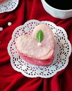 Розовые маффины на белках с начинкой из пудинга