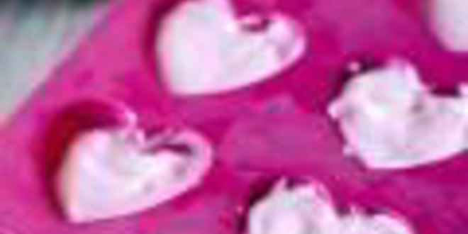 Рецепт розовые маффины на белках с начинкой из пудинга