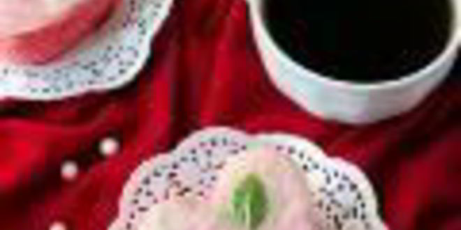 Рецепт розовые маффины на белках с начинкой из пудинга