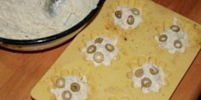 Рецепт закусочные маффины с оливками и сулугуни