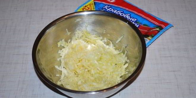 Рецепт диетические оладьи с крабовыми палочками