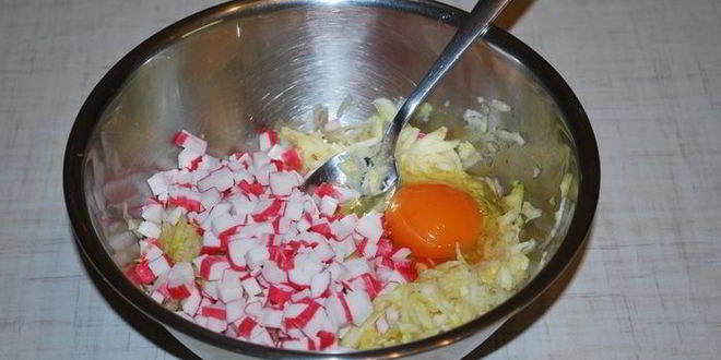 Рецепт диетические оладьи с крабовыми палочками