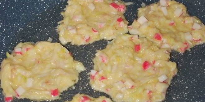 Рецепт диетические оладьи с крабовыми палочками