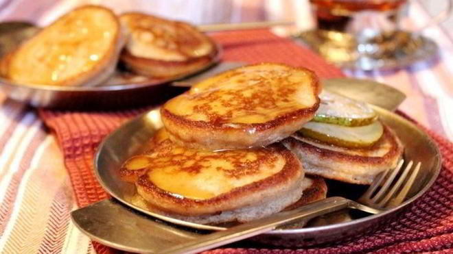 Рецепт Гречнево-ржаные оладьи с грушей и медовым кремом