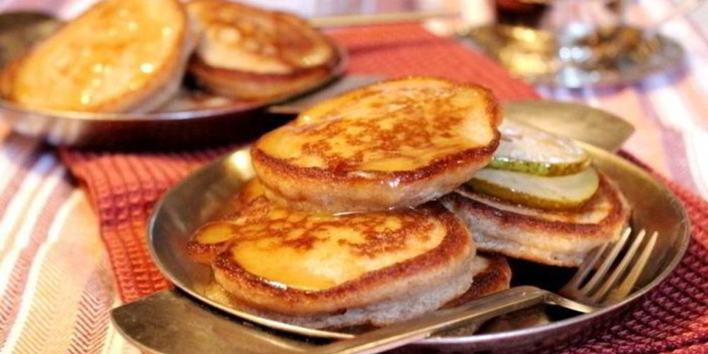 Как приготовить гречнево-ржаные оладьи с грушей и медовым кремом