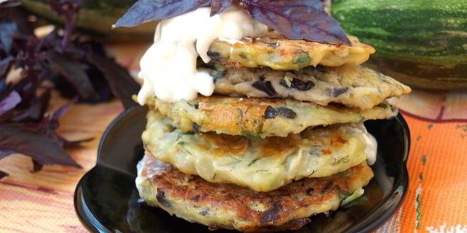 Рецепт кабачкова-базиликовых оладий