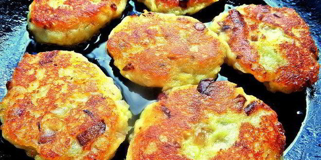 Рецепт картофельные оладьи с колбасками