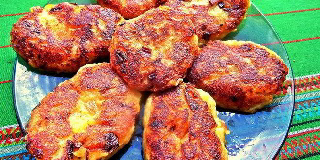 Рецепт картофельные оладьи с колбасками