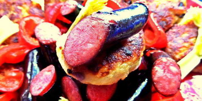 Рецепт картофельные оладьи с колбасками