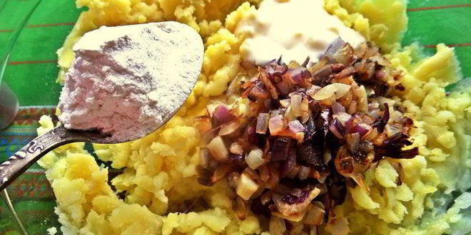 Рецепт картофельные оладьи с колбасками