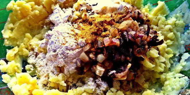 Рецепт картофельные оладьи с колбасками