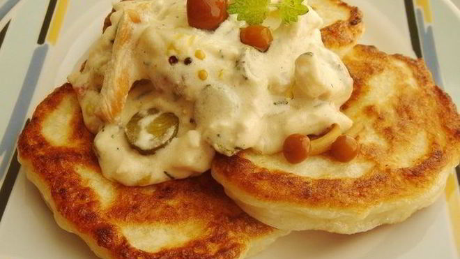 Рецепт Картофельные оладьи с куриными шницелями в сливочном соусе