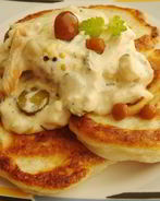 Картофельные оладьи с куриными шницелями в сливочном соусе