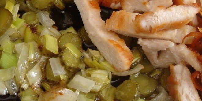 Рецепт картофельные оладьи с куриными шницелями в сливочном соусе