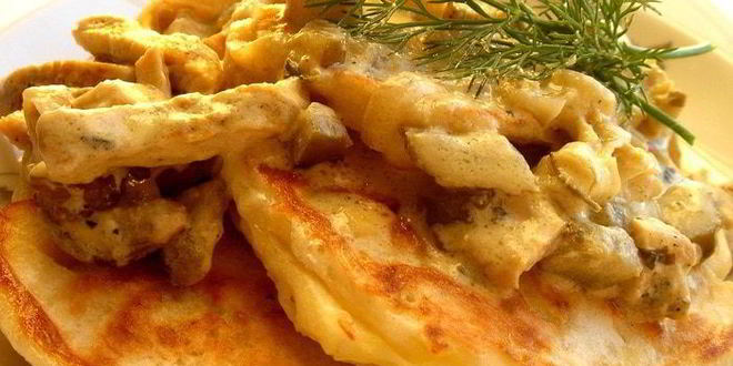 Рецепт картофельные оладьи с куриными шницелями в сливочном соусе