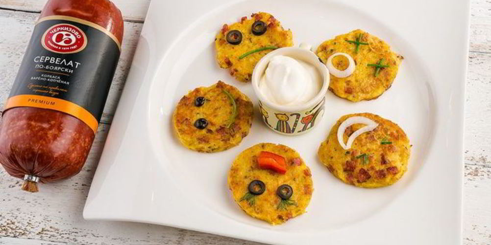 Как приготовить картофельные оладьи с морковью и колбасой