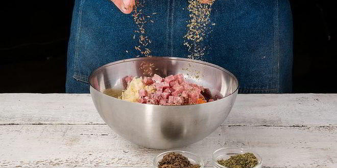 Рецепт картофельные оладьи с морковью и колбасой