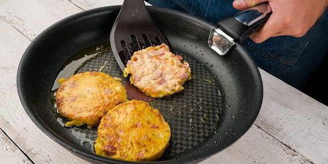 Рецепт картофельные оладьи с морковью и колбасой