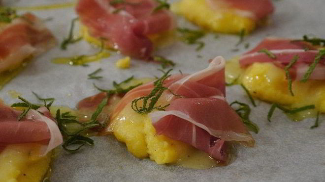 Рецепт Кукурузные оладушки с прошутто