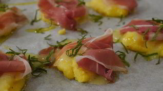 Рецепт Кукурузные оладушки с прошутто