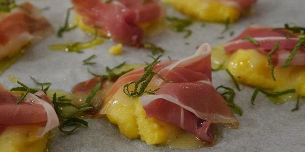 Как приготовить кукурузные оладушки с прошутто