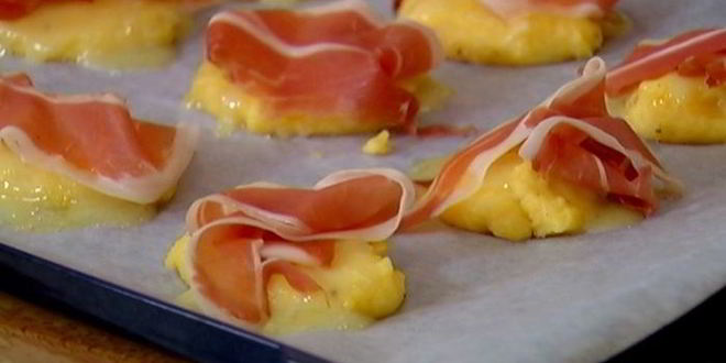 Рецепт кукурузные оладушки с прошутто