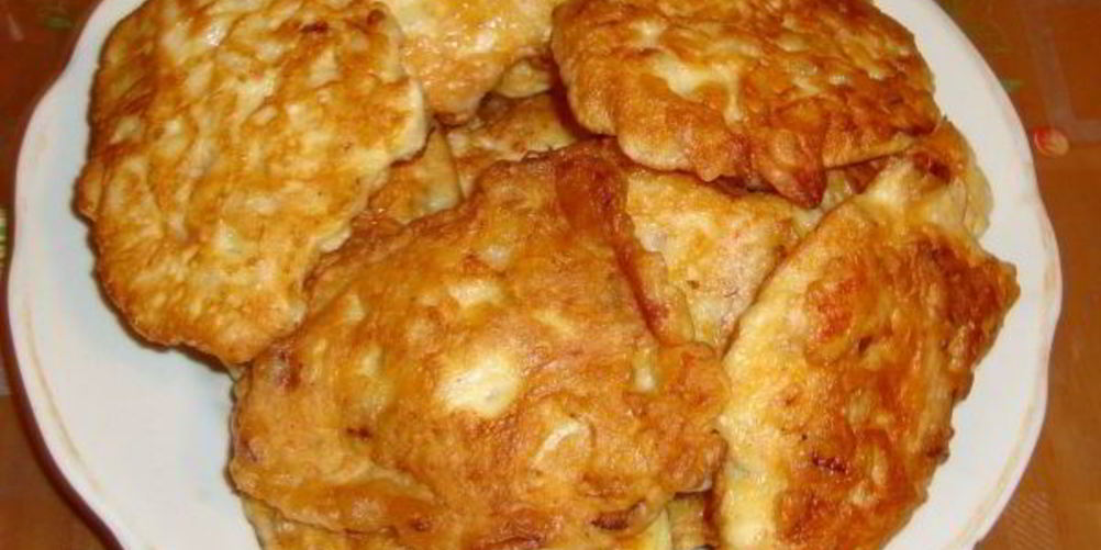 Как приготовить куриные оладьи с луком и майонезом