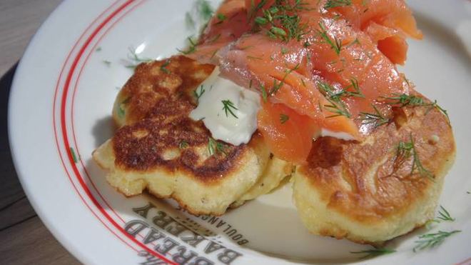 Рецепт Оладьи на йогурте с семгой и сметаной