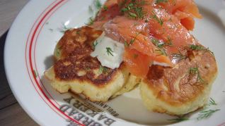 Рецепт Оладьи на йогурте с семгой и сметаной