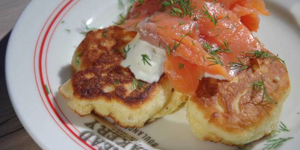 Как приготовить оладьи на йогурте с семгой и сметаной