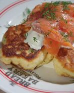 Оладьи на йогурте с семгой и сметаной