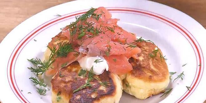 Рецепт оладьи на йогурте с семгой и сметаной