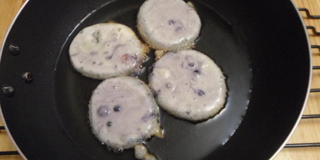 Рецепт оладьи с черной смородиной